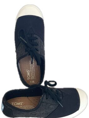 TOMS Black Floral Eyelet “ZUMA” Canvas Lace-Up / Slip-On Sneakers shoe size Y13